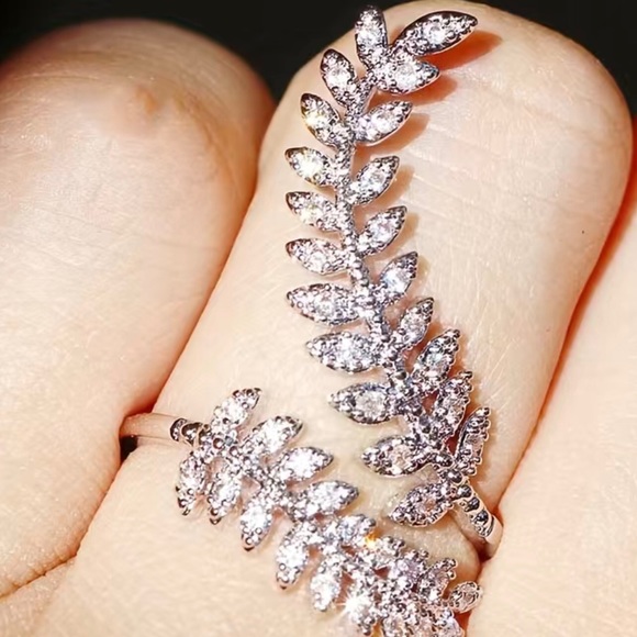 SILVER PLATED ZIRCONS RING - Picture 3 of 3